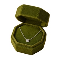 Boîte à bijoux hexagonale en velours vert foncé pour la vente en gros, avec éponge et doublure en flanelle, logo personnalisé disponible