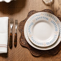 Set de table en rotin tissé de couleur foncée à motif floral, tapis et coussin élégants en provenance du Vietnam