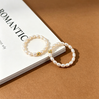 Damen Elastischer Ring mit Kleinen Reisperlen Natürliche Weiße Süßwasserperlen Kupfer-Vergoldete Zwischenperlen Trendiges Exquisites Schmuckstück für den Alltag