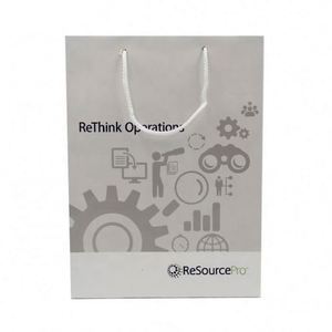 Sac cadeau de mariage en papier kraft avec logo personnalisé, option de vente en gros à prix avantageux pour les occasions spéciales - Product Image 1
