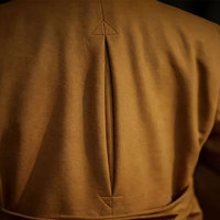 Manteau long en laine sur mesure pour homme, couleur camel, silhouette longue, tissu structuré lisse, personnalisé pour un style formel intemporel pour les trajets quotidiens
