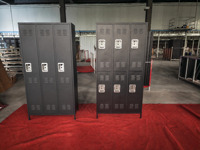 Lemari Loker 3 Pintu untuk Ruang Ganti Siswa, Kabinet Loker Logam Baja Amerika dengan Kaki untuk Staf Gym