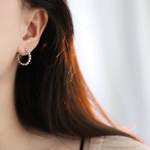 Pendientes Minimalistas Impermeables, Chapados en Oro de 18k PVD, Acero Inoxidable Plateado, Mini Pendientes de Aro con Cuentas para Uso Diario - Product Image 5