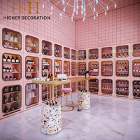 Meubles de magasin de cosmétiques de style rose, armoire de présentation de maquillage personnalisée avec éclairage LED pour magasin de beauté