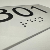 Panneau de signalisation tactile pour toilettes conforme ADA Grade 2, en acrylique imprimé UV, numéros de maison modernes, panneau de porte pour appartement et hôtel
