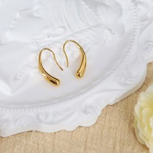 Boucles d'oreilles créoles pour femmes en acier inoxydable PVD plaqué or 18 carats, étanches, de haute qualité, design tendance, vente en gros - Product Image 1