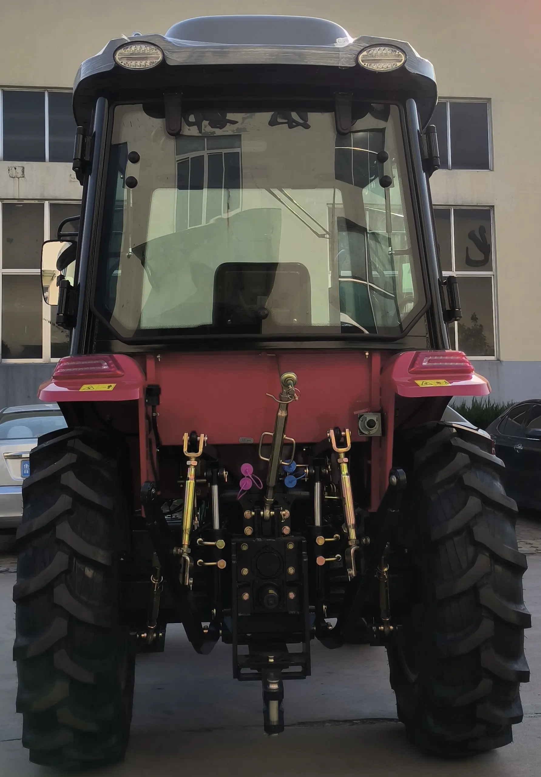 Leilão de máquinas agrícolas e tratores de bom preço com carregadeira frontal