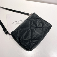 Tas Selempang Wanita Berkapasitas Besar Bahan Nylon Kamuflase, Empuk, Ringan, Ramah Lingkungan, Model Quilted Puffer, Dilengkapi Resleting
