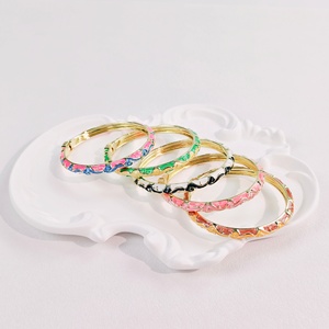 Pulsera de dijes apilables vintage para mujer, estilo Palacio, chapada en oro, de latón, con pétalos de esmalte líquido de color fresco y dulce - Product Image 2