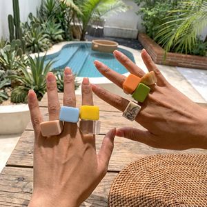 Bague artistique en résine Qijun, tendance, couleur vent froid, géométrie, <span class=keywords><strong>joker</strong></span>, forme irrégulière, pour femme - Product Image 2