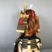 Armure de samouraï japonaise dorée faite à la main, entièrement portable, avec casque Kabuto, pour exposition muséale, cosplay et collection.