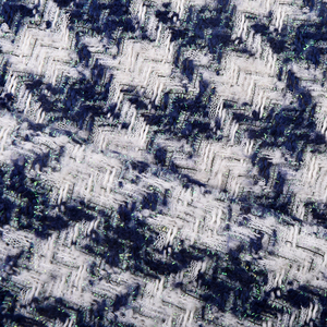 Tissu tissé texturé en tweed de soie brillante et en tissu sergé pied-de-poule bleu marine et blanc, idéal pour les manteaux d'automne - Product Image 1