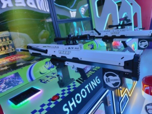 Il nuovo centro di gioco alla moda offre giochi di tiro dal vivo-giochi in cui i giocatori usano pistole vere per sparare ai bersagli per divertimento. - Product Image 5