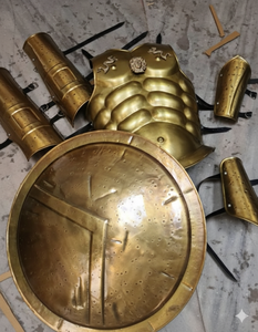 Armure romaine, bouclier, protège-coudes et protège-jambes en acier doux de calibre 20, finition antique en laiton avec sangle en cuir - Product Image 1