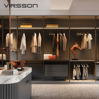 Système de dressing de luxe en bois foncé avec vitrine en verre, armoire en U, pendentif circulaire, banc à carreaux, design personnalisé