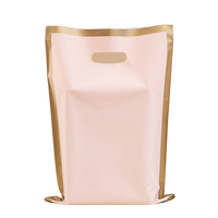 Sac à main sablé à bouche plate à quatre doigts Sac à provisions et à vêtements en plastique avec impression de logo personnalisé pour l'emballage du magasin
