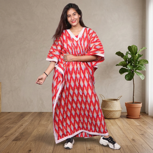 Caftán maxi rojo con estampado geométrico, cuello en V, corte holgado, manga murciélago, caftán de algodón con estampado en bloques, vestido informal de verano con cordón ajustable. - Product Image 2