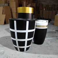 Vente en gros en usine Morden Vase unique en fibre de verre Pot de fleur design avec peinture à la main pour la décoration intérieure