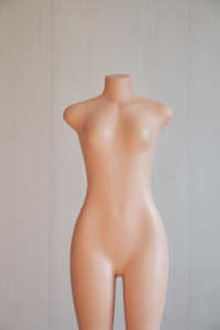 عارضة أزياء نسائية ممتلئة الجسم بمقاس كبير وصدر صغير وخصر بارز لملابس السباحة والبيكيني والملابس الشاطئية - Product Image 4