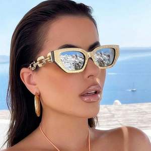 Lunettes de soleil œil de chat rétro punk à petite monture avec chaîne dorée pour femmes - Vente en gros - Product Image 2