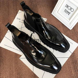 Zapatos de cuero de caña alta con suela gruesa, con exquisitos grabados, botas estilo británico Martin y botas Chelsea. - Product Image 2