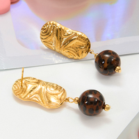 J & D Boucles d'oreilles pendantes en acier inoxydable plaqué or 18 carats avec pendentif en perles de résine imprimé léopard et texture spirale