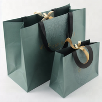 Magasin de vêtements noirs de luxe personnalisé en usine emballage de vente au détail sacs de transport cadeaux sac en papier pour boutique
