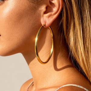 Pendientes grandes de acero inoxidable exclusivos para mujer, chapados en oro de 18K, estilo exagerado, sencillos y elegantes. - Product Image 1