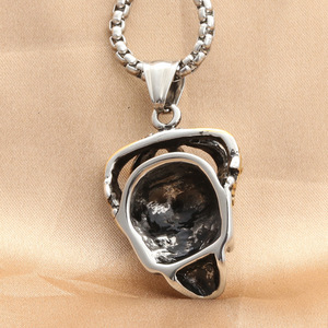 Colgante de calavera de acero inoxidable con corona y ojos rojos, colgantes temáticos para hombre, estilo retro punk - Product Image 3