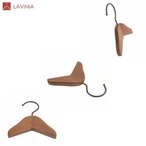 Cintres modernes en bois de petite taille Lavinia pour chats, chiens et lapins, avec crochets et rails en acier inoxydable, spécialement conçus pour les poupées et animaux de compagnie. - Product Image 3