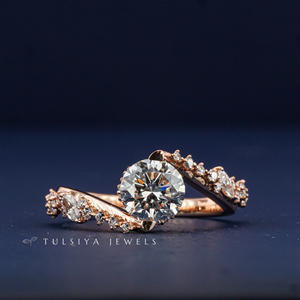 Bague en or rose 14 carats avec diamant, bague tendance de luxe pour femmes avec pierre précieuse jaune au centre et détails latéraux en diamant étincelant - Product Image 2