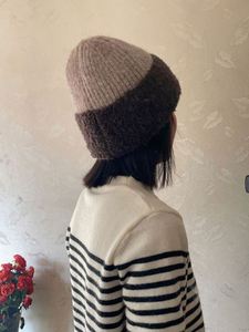 Nouveau bonnet tricoté doux 2025 pour hommes et femmes, protection des oreilles, chaud, tendance, avec coutures colorées - Product Image 2