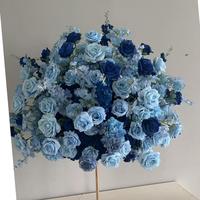 Centre de table élégant en fleurs artificielles bleu poudré et blanc, arrangement floral en soie de roses et d'hortensias pour table de mariage, support doré pour événement