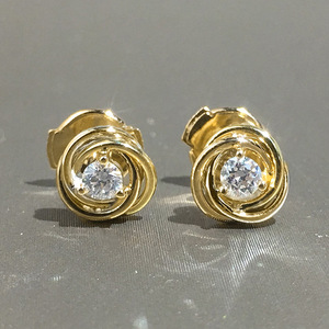 Orecchini a perno intrecciati piccoli da donna, gioielli per le orecchie alla moda in stile minimalista e scintillante - Product Image 1