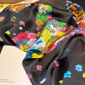 Écharpe en satin tendance pour femmes, noire avec imprimé coloré, motif floral licorne, respirante et polyvalente, printemps été - Product Image 3