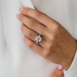 Bague de fiançailles pour femme en or blanc 18 carats avec diamant taille coussin, pavé de pierres latérales en halo de diamants de laboratoire, certifiée IGI, cadeau de mariage classique - Product Image 2