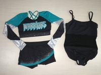 Tenue de cheerleading sportive bleu sarcelle, argent et noir avec strass, haut court à manches longues et jupe pour les compétitions de cheerleading
