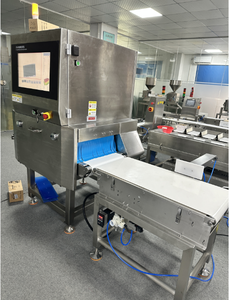 Voedsel doorlaten door middel van een röntgenmachine in een fabriek voor voedselinspectie in China. - Product Image 6