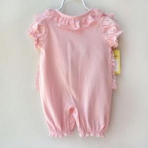 Vêtements pour bébés en gros à prix abordable – Barboteuse rose à volants en dentelle pour bébés et nourrissons - Product Image 2