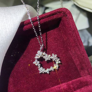 Collana con ciondolo a forma di cuore con zirconi per donna, elegante gioiello con catena a clavicola per matrimoni e feste - Product Image 3