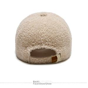 หมวกเบสบอลผ้าขนแกะหนานุ่ม อุ่นสบาย สไตล์เกาหลี ปักลายตัวอักษร  สำหรับฤดูใบไม้ร่วงและฤดูหนาว - Product Image 3
