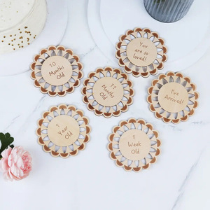 En stock : cartes mensuelles de croissance pour bébé en bois, accessoires photo pour enregistrer les étapes importantes de bébé. - Product Image 2