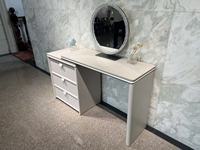 Coiffeuse de luxe minimaliste moderne rétractable avec tiroirs de rangement et miroir sur pied pour chambre à coucher