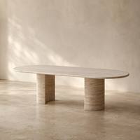 Table à manger en marbre travertin naturel, forme ovale, finition mate, base sculpturale cannelée, mobilier moderne pour la maison, utilisation hôtelière, 6 places