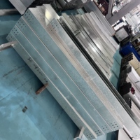 200 150 2mm Düşük Maliyetli Korozyon Önleyici Q235 Önceden Galvanizli Bölücülü Masif Kablo Kanalı İç Mekan Düşük Bütçeli Kablo Projeleri İçin