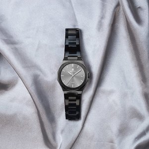 Montre moderne en acier inoxydable à quartz avec étanchéité 3ATM et design d'inspiration vintage - Product Image 5