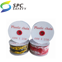 Chaîne de barrière de sécurité en plastique rouge, blanc, noir, jaune pour chantiers, concerts, files d'attente, stationnement, contrôle du trafic et des foules