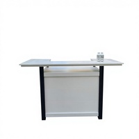 Table de bar extérieure moderne en HDPE avec armoire de rangement et deux étagères porte-gobelets, résistante aux intempéries pour terrasse et parc