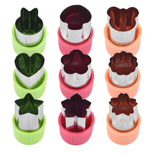 ชุดเครื่องมือป้องกันมือ 3 ชิ้น ทำจากสแตนเลสและพลาสติก PP เป็นมิตรกับสิ่งแวดล้อม ยี่ห้อ LK สำหรับตัดคุกกี้ ผลไม้ ผัก และทำเค้กแฟนซี - Product Image 1