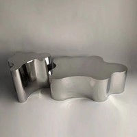 Leichter Luxus Einfacher fließender Wasser-Anzeige tisch Kreativer, speziell geformter Edelstahl-Couch tisch für Hotel-Wohnzimmer-Tee